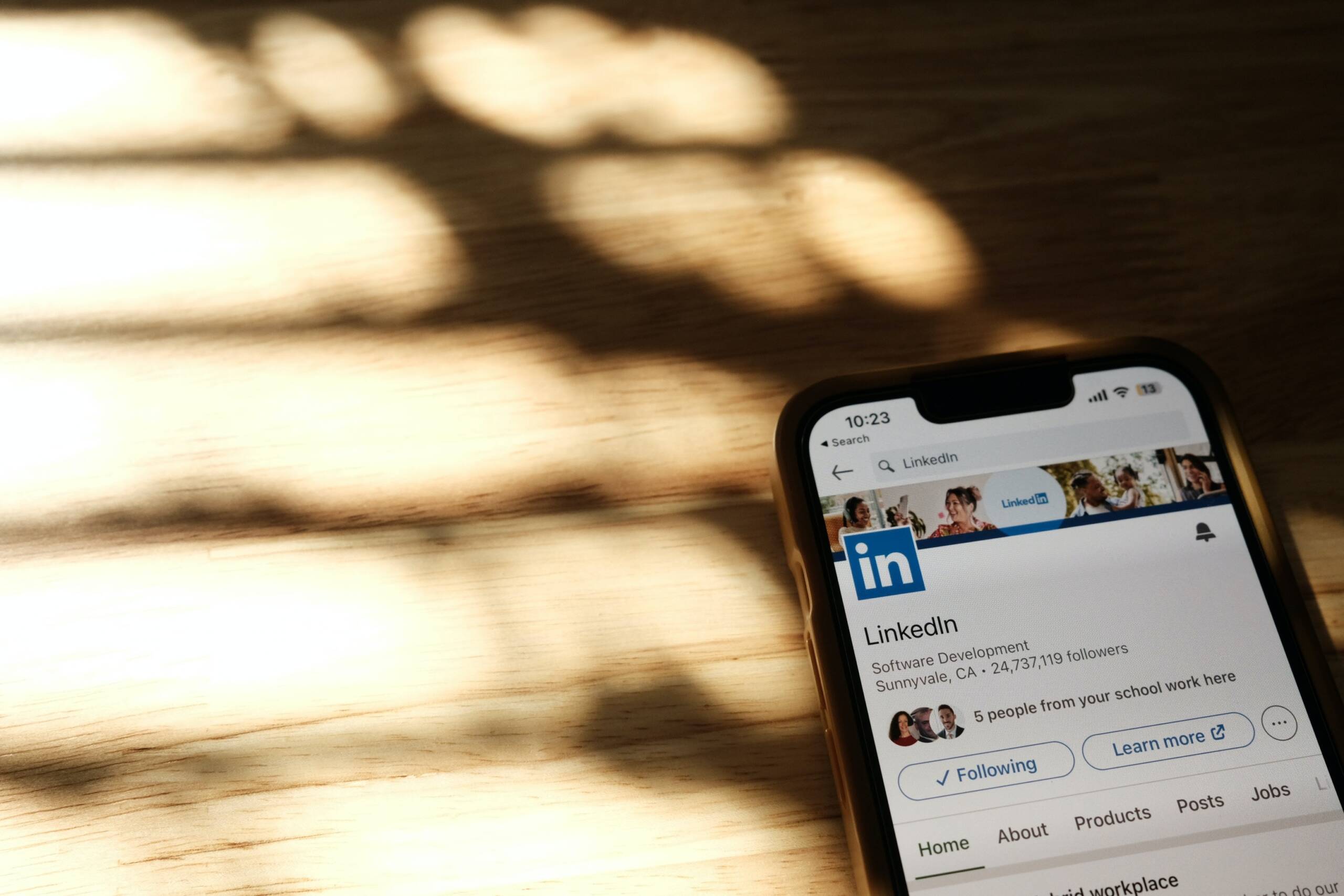 Telefoon met LinkedIn erop