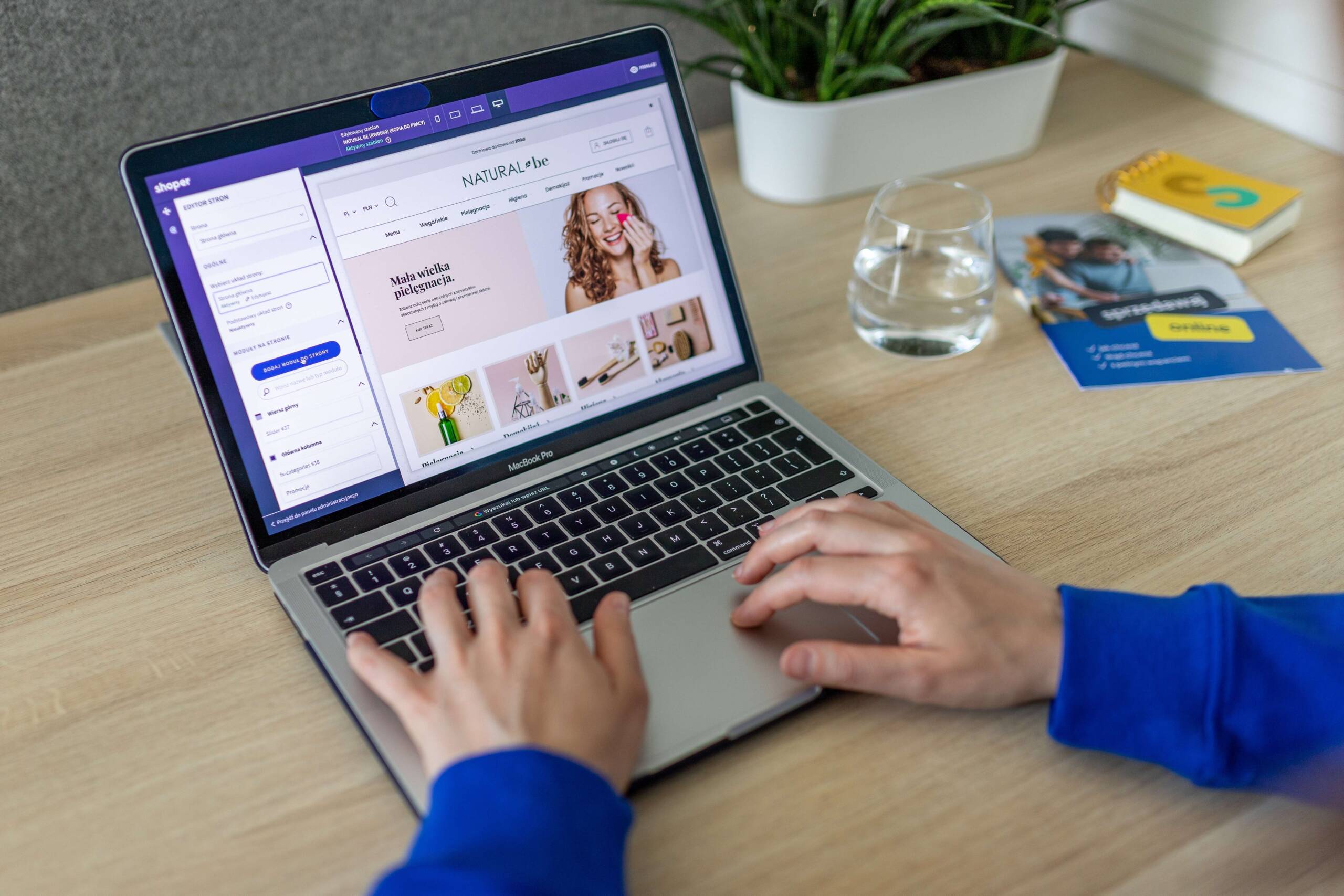 computer met webshop erop